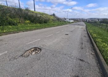 Alerta: buraco perigoso na Avenida Casal de Cabanas, junto ao golfe, provoca dano em viatura