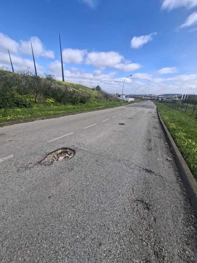 Alerta: buraco perigoso na Avenida Casal de Cabanas, junto ao golfe, provoca dano em viatura