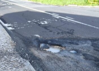 Abatimento na Estrada da Ribeira da Laje agrava-se após reparação falhada — Câmara de Oeiras sem resposta