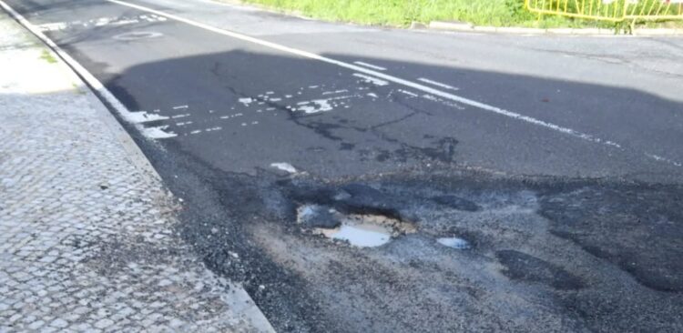 Abatimento na Estrada da Ribeira da Laje agrava-se após reparação falhada — Câmara de Oeiras sem resposta