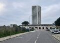 Simulação gerada por inteligência artificial por um morador de Oeiras para ilustrar o impacto visual das torres propostas para a Fundição. A imagem não reflecte com exactidão a realidade, mas dá uma ideia da escala do projecto. Fonte: Facebook