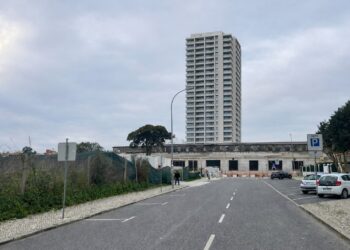 Simulação gerada por inteligência artificial por um morador de Oeiras para ilustrar o impacto visual das torres propostas para a Fundição. A imagem não reflecte com exactidão a realidade, mas dá uma ideia da escala do projecto. Fonte: Facebook