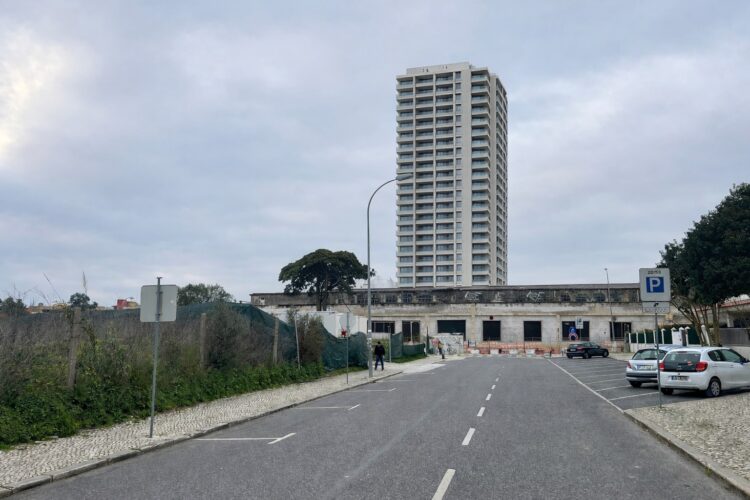 Simulação gerada por inteligência artificial por um morador de Oeiras para ilustrar o impacto visual das torres propostas para a Fundição. A imagem não reflecte com exactidão a realidade, mas dá uma ideia da escala do projecto. Fonte: Facebook