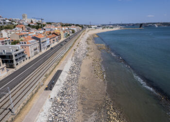 Câmara de Oeiras investe 2,4 milhões de euros no Passeio Marítimo de Algés para proteger linha ferroviária