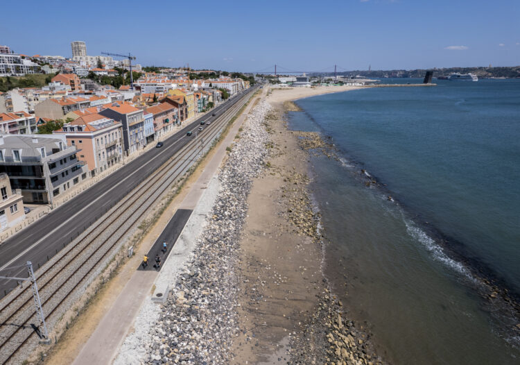 Câmara de Oeiras investe 2,4 milhões de euros no Passeio Marítimo de Algés para proteger linha ferroviária