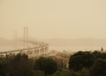 Poeiras do Saara chegam a Portugal esta semana — DGS recomenda que vulneráveis fiquem em casa
