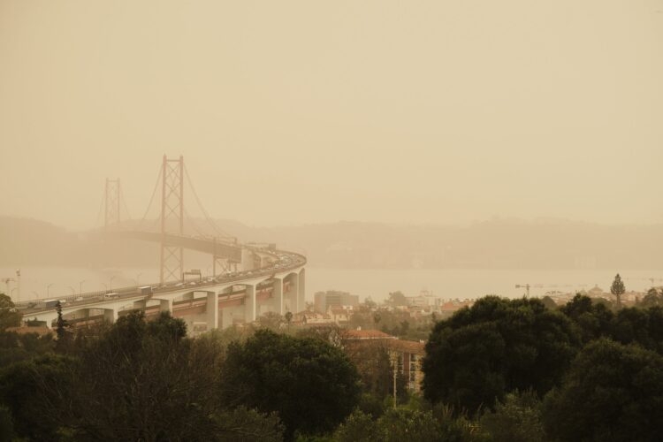 Poeiras do Saara chegam a Portugal esta semana — DGS recomenda que vulneráveis fiquem em casa