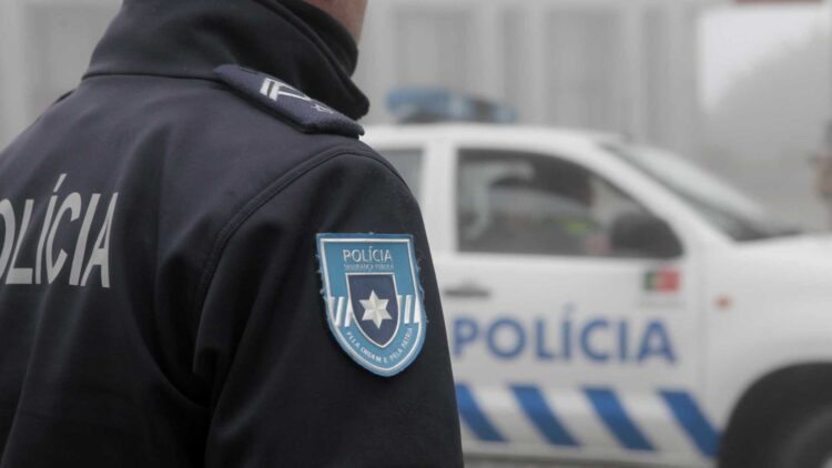 PSP de Oeiras detém homem por violência doméstica — suspeito com antecedentes de homicídio tentado