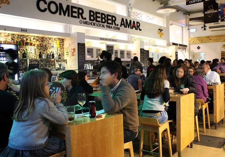 Ruído no Mercado de Algés: moradores queixam-se mas a comunidade divide-se — saiba onde reclamar