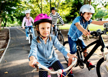 O “comboio de bicicletas” que leva as crianças de Oeiras à escola — e que pode chegar a todo o concelho