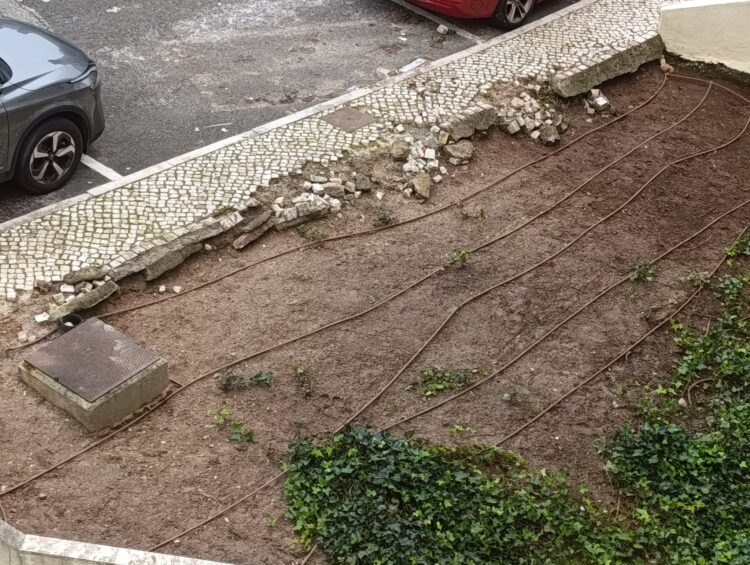 Passeio com “ribeira” à vista: moradores de Oeiras reclamam há meses arranjo de troço na Avenida Assis Chateaubriand