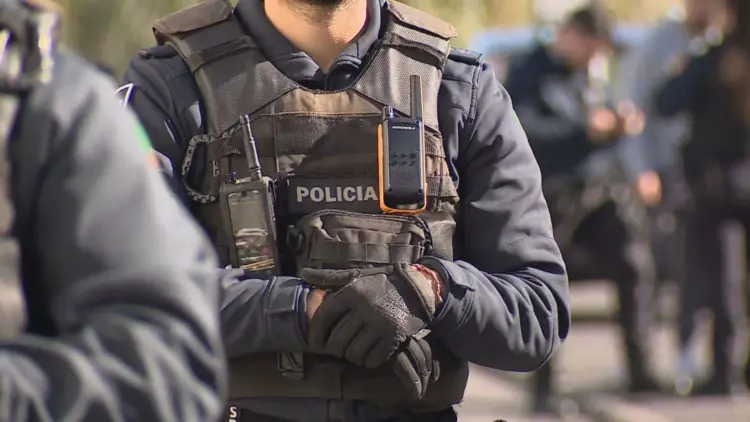 Esquema de “atropelamentos fantasma”: PSP de Oeiras apanha dois suspeitos que enganavam idosos em parques de estacionamento​