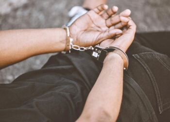 PSP detém cinco jovens por roubos violentos em Oeiras e Cascais — vítima mais nova tinha 14 anos