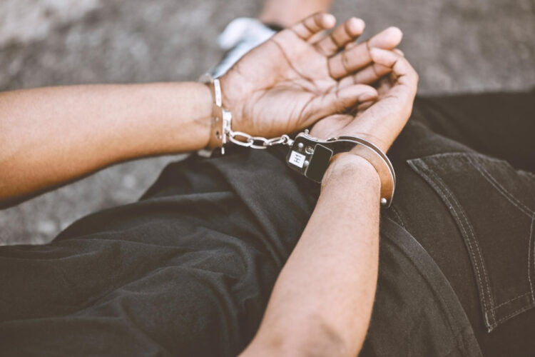 PSP detém cinco jovens por roubos violentos em Oeiras e Cascais — vítima mais nova tinha 14 anos
