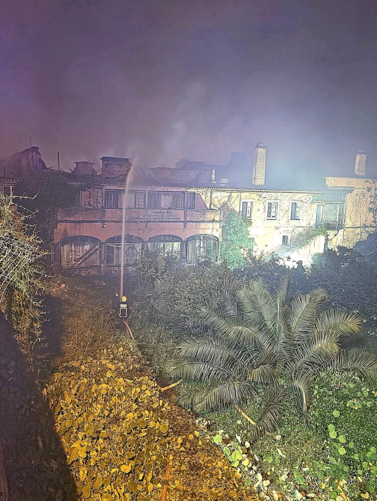 Incêndio atinge o histórico Convento de São José de Ribamar, em Algés
