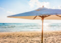 Banhistas podem colocar chapéus-de-sol em frente às concessões de praia, esclarece APA
