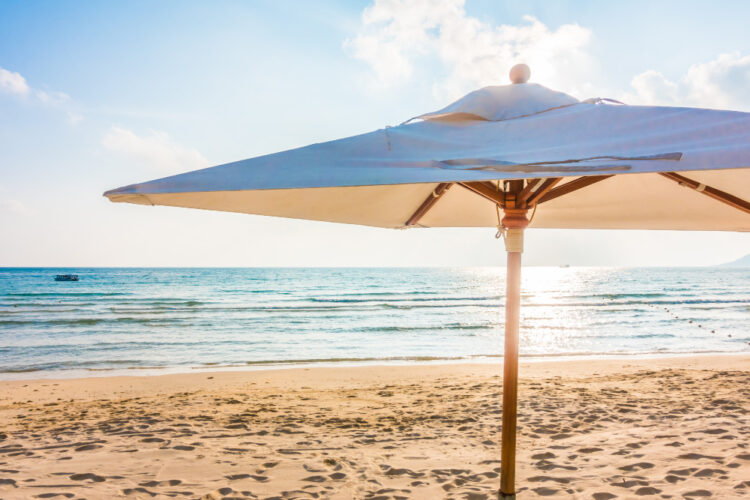 Banhistas podem colocar chapéus-de-sol em frente às concessões de praia, esclarece APA