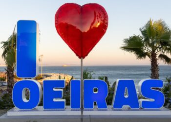Novo coração gigante “I Love Oeiras” já é atração junto à Praia da Torre