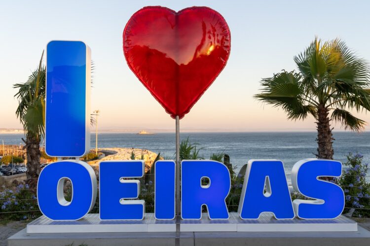 Novo coração gigante “I Love Oeiras” já é atração junto à Praia da Torre